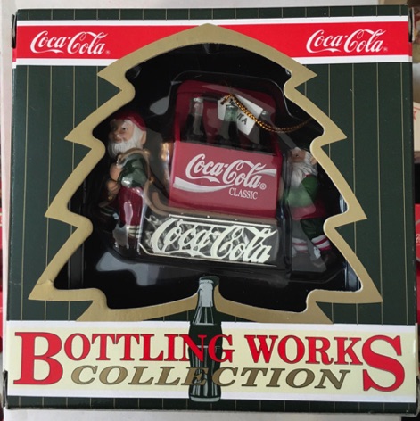 45188-1 € 10,00 coca cola ornament 2x kabouter met slee.jpeg